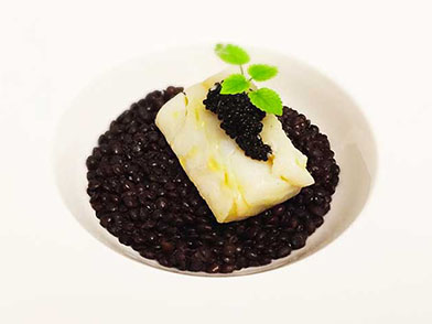Trancio di baccalà in oliocottura su lenticchie nere e caviale